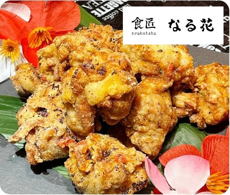 大量のフライドチキンが盛り付けられた食卓の風景
