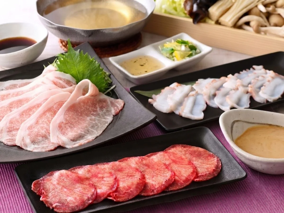 しゃぶしゃぶの食材が並んだ食卓
