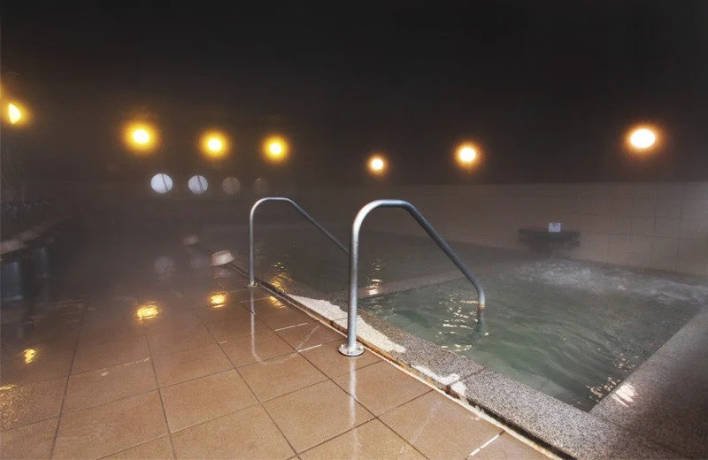湯気が立ち込める屋内の温泉