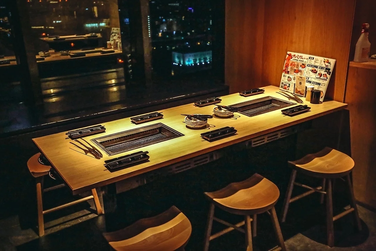 夜景が見える焼肉店のカウンター席