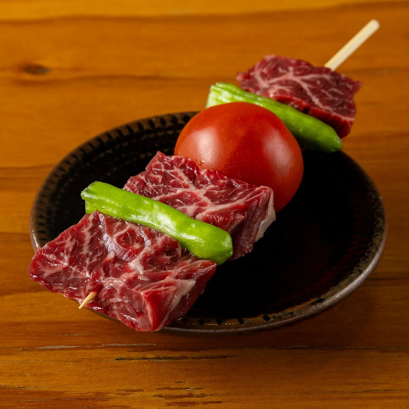 生の串焼き（牛肉、トマト、ピーマン）