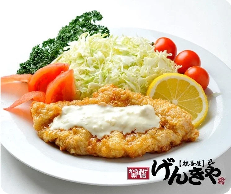 揚げたてのチキンカツにタルタルソースがかかった定食