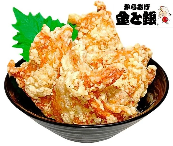 黒い器に盛られた、衣がサクサクとした美味しそうな唐揚げ