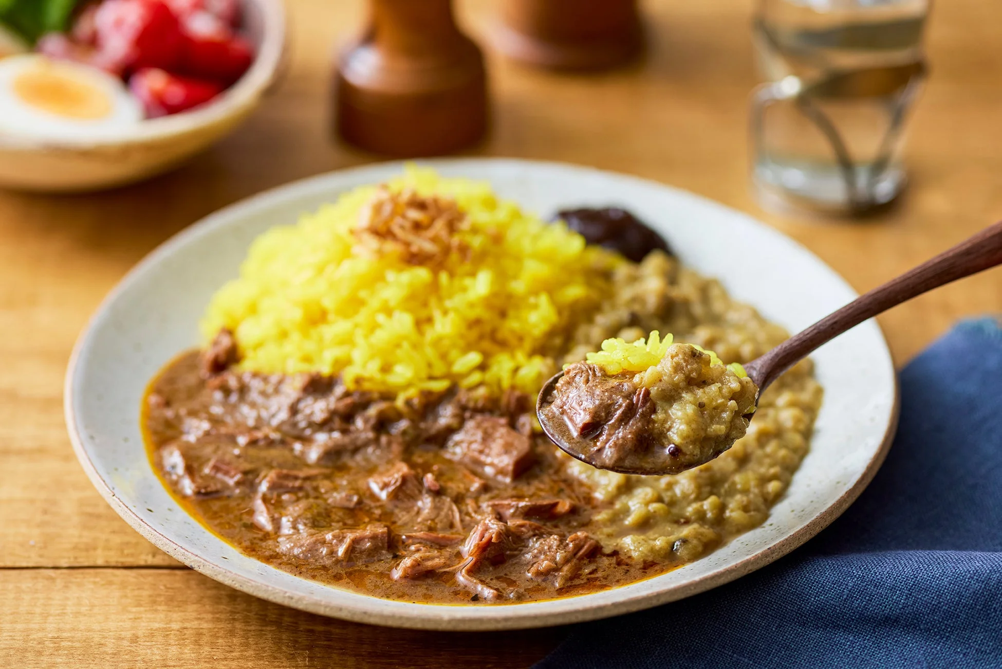 ターメリックライスと2種類のルーが盛られたカレーライス
