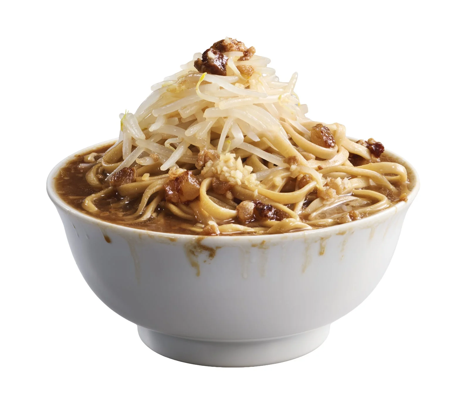 白い丼に盛られた、もやしが山盛りの汁なし麺料理です。太い麺に肉そぼろや刻みにんにくが添えられ、濃厚なタレで和えられています。