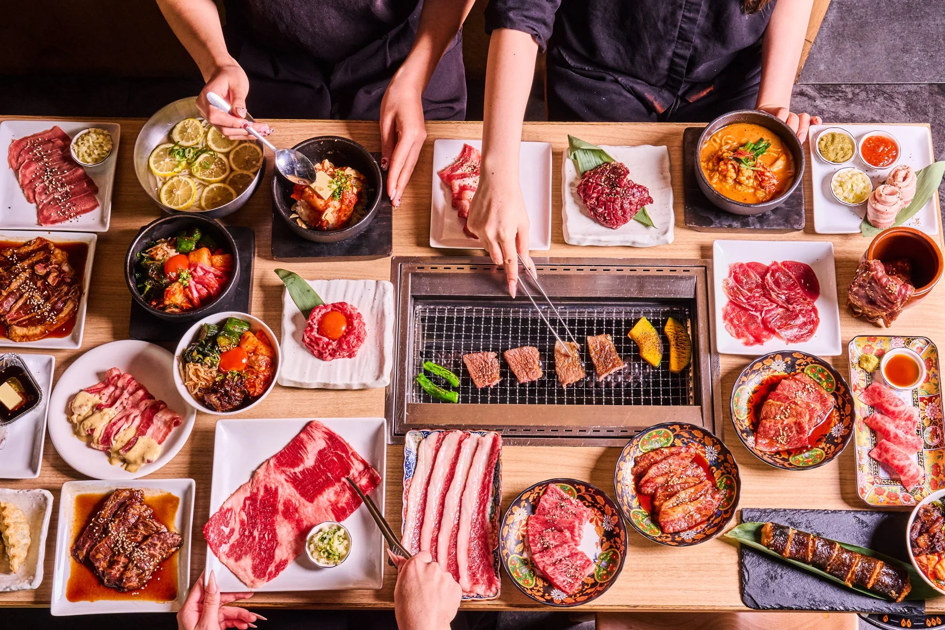 豪華な焼肉の食卓