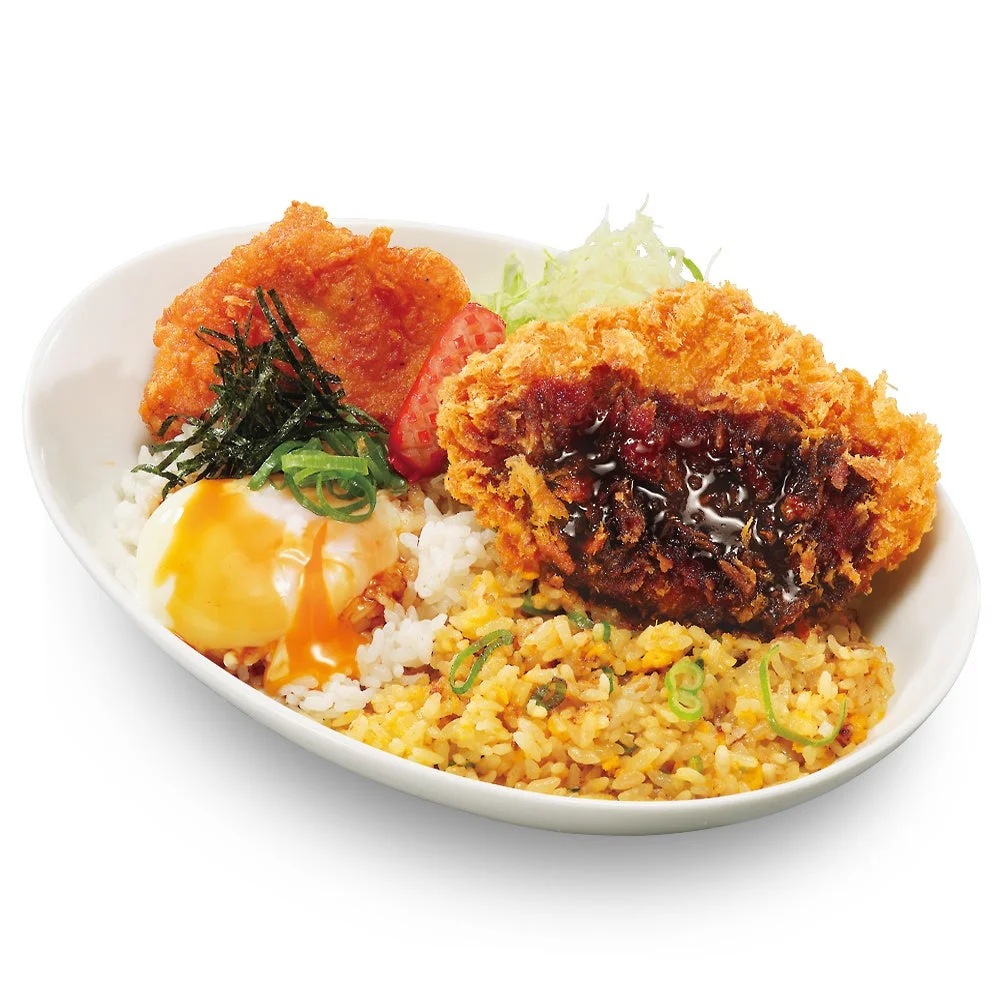 とんかつ、唐揚げ、炒飯、白米、温泉卵が盛り合わせられた、ボリューム満点の丼。