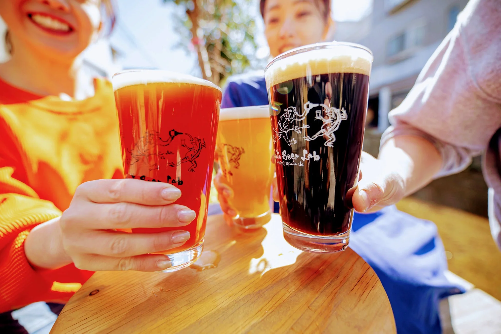 クラフトビールで乾杯する人々